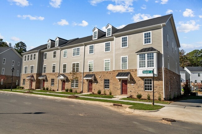 Building Photo - 1509 Newpoint Dr