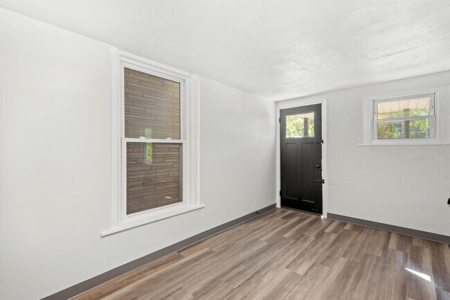 Building Photo - 133 Glenmore Ave