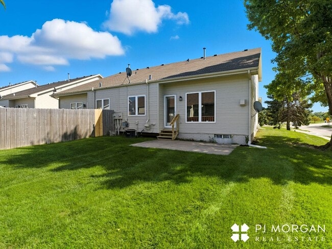 Building Photo - 3 Bedroom, 3 Bathroom - Available Immediately