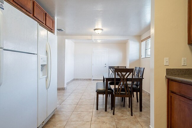 Building Photo - 928 E 6th St