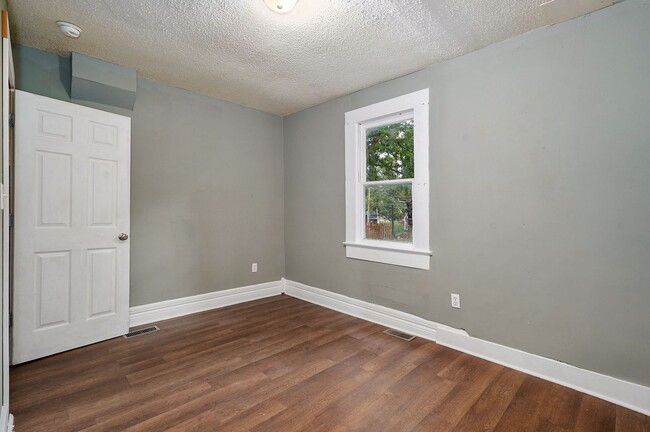 Building Photo - 2347 N Lyon Ave