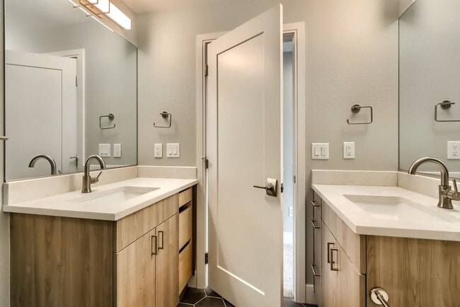 Building Photo - 3 bedroom Townhome + 2 Large Flex Spaces &...
