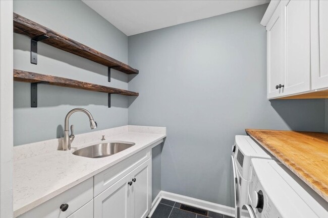 Building Photo - Spacious Home with Fenced Yard Exclusive Access to Hethwood Amenities