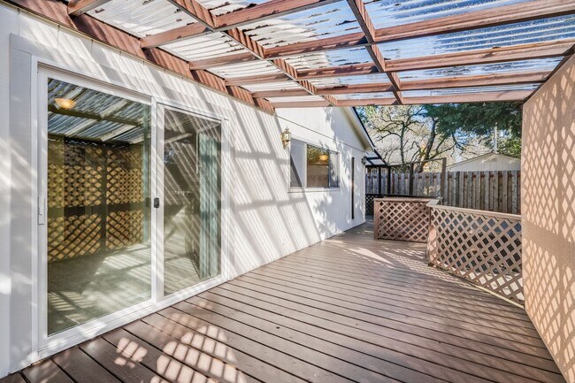 Building Photo - Beautiful 3 bed, 2 bath rental home in Milwaukie!