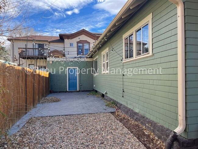 Building Photo - 903 N Corona St