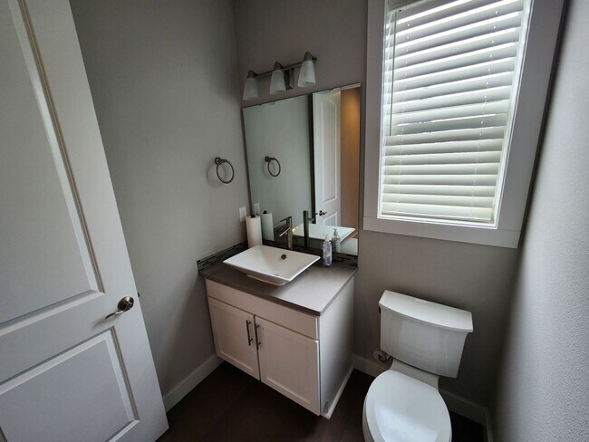 Building Photo - Large Spacious 4 Bed Home