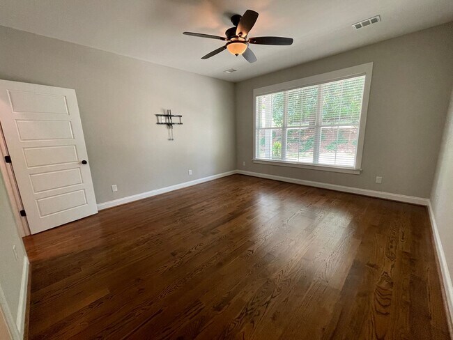 Building Photo - Amazing 5 Bedroom Craftsman-Style Home in Martinez! MOVE IN SPECIAL!