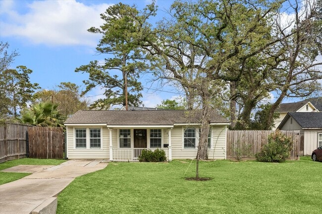 Building Photo - 1062 W 41st St