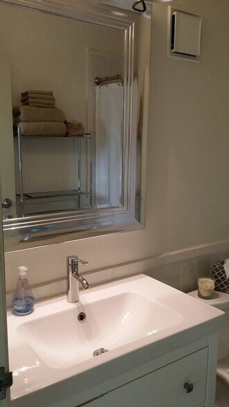 Building Photo - 920 Poeyfarre St