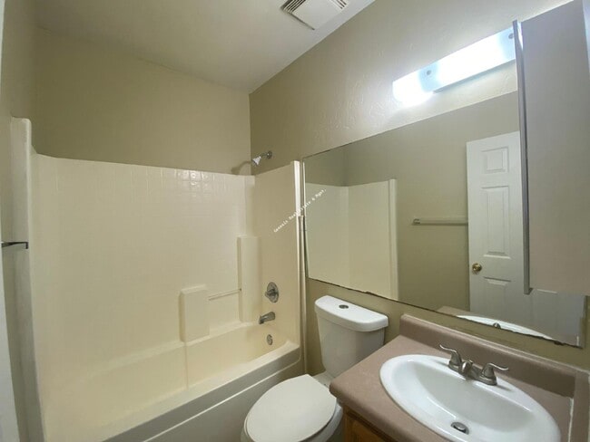 Building Photo - 3 bedroom 2 bath Townhouse