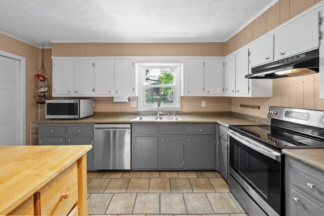 Building Photo - 3611 Bahama Dr