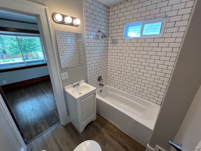 Building Photo - Charming 3BR Home close to Benson/Dundee