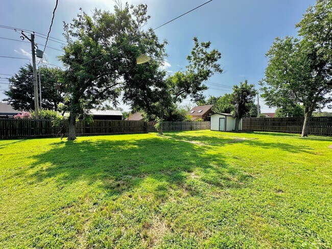 Building Photo - Lawn Care & WiFi Included