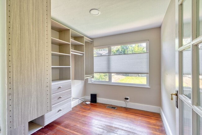 Building Photo - Charming remodeled craftsman blocks away f...