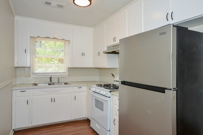 Building Photo - 1138 Perry Hill Rd