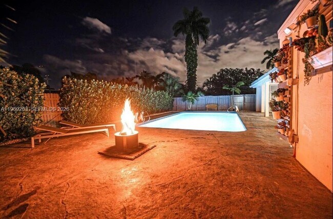 Building Photo - 909 N 13th Ct