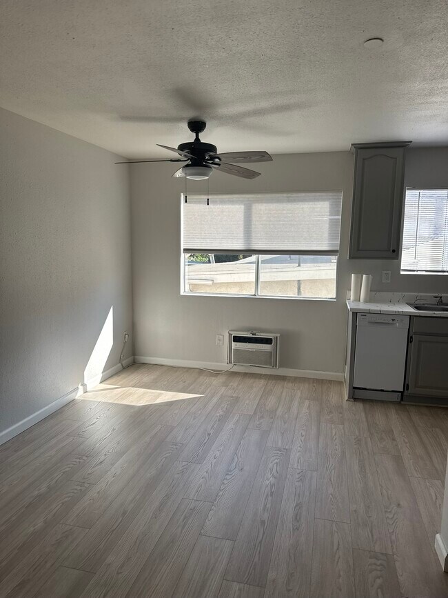 DNING AREA - 522 N Serrano Ave
