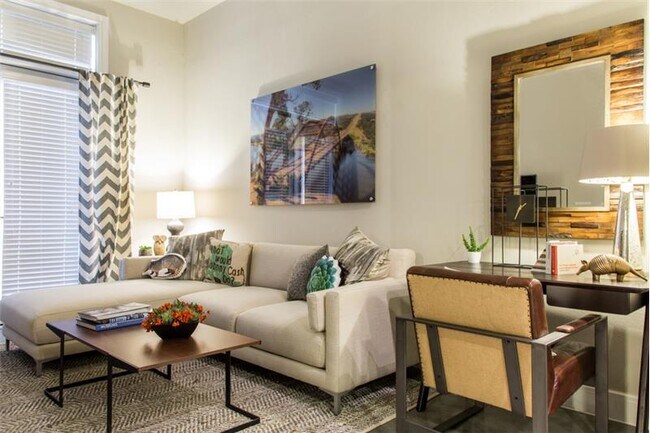 Building Photo - 1623 E 6th St