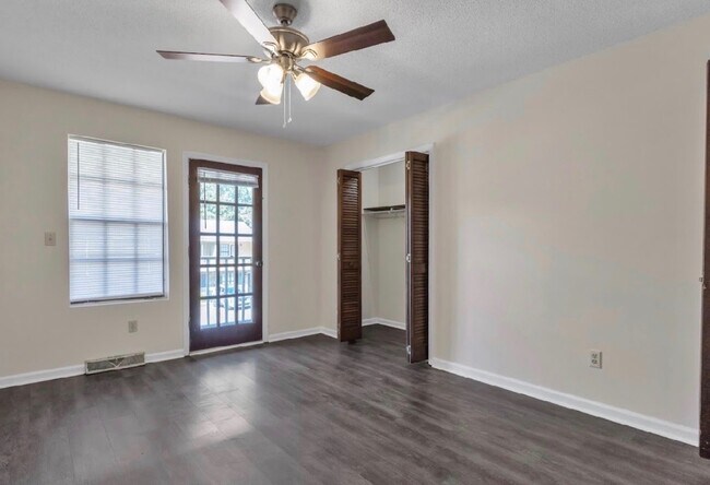 Building Photo - 102 Kimeran Ln