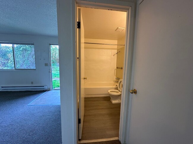 Building Photo - Remodeled & Modern Living in a Vibrant Tac...