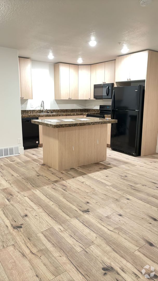 Building Photo - 2 bedroom 2.5 bath townhome