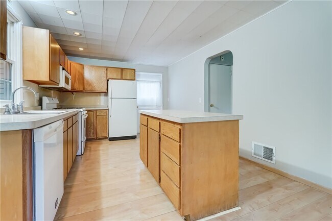 Building Photo - 4539 Dewey Ave