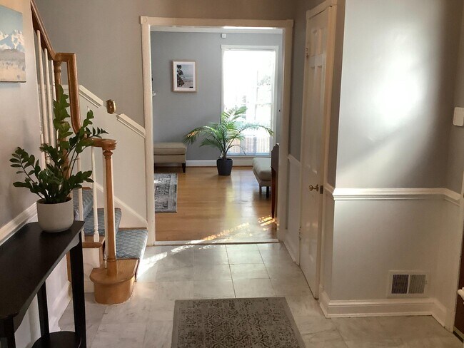 Building Photo - 5944 Searl Terrace