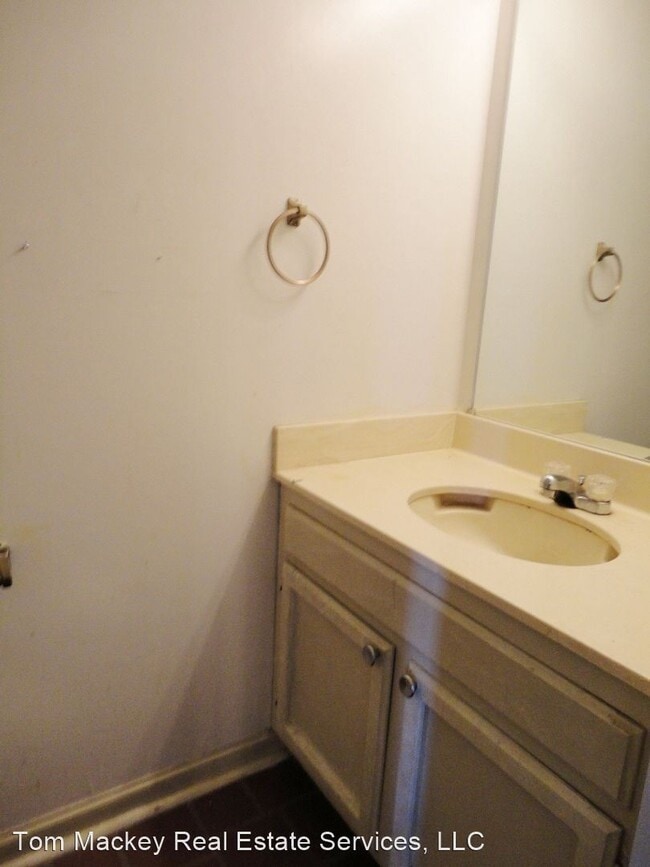Building Photo - 2 br, 1.5 bath House - 402 LONGWOOD COURT #B