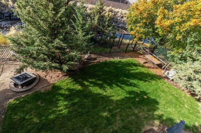 Building Photo - Large spectacular home with all the bells and whistles