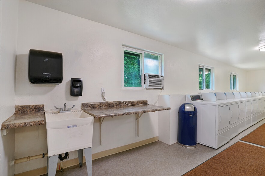 MK 3 - laundry 1 - Maple Knoll Apartments