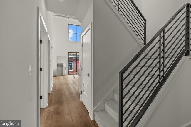 Building Photo - 416 W Girard Ave