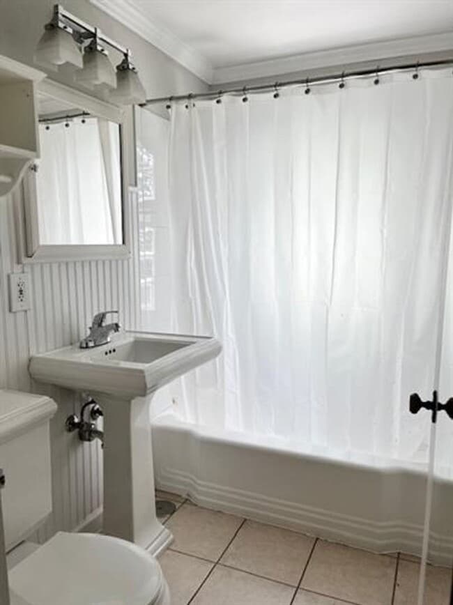 Building Photo - Forest Park Townhouse