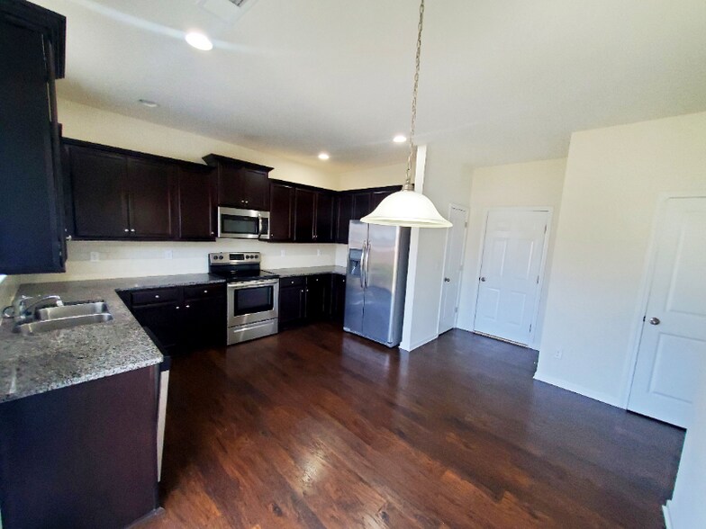 Building Photo - 814 Hillsdale Ave