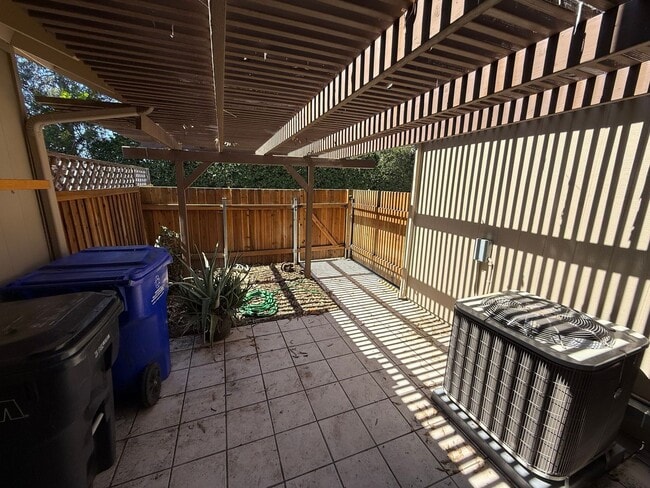 Building Photo - Two-Story 3 Bed, 3 Bath with Bonus Room in...