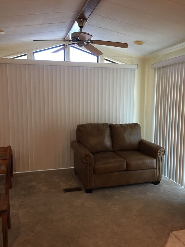 Building Photo - 55+ Community 1 Bed 1 Bath.