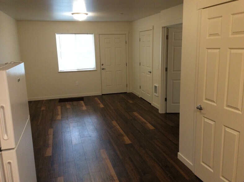 Building Photo - 909 W 4th Ave