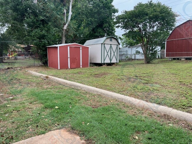 Building Photo - Spacious 3 Bedroom