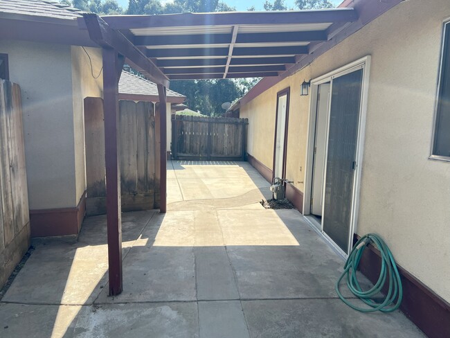 Patio - 3825 W Hillsdale Ave