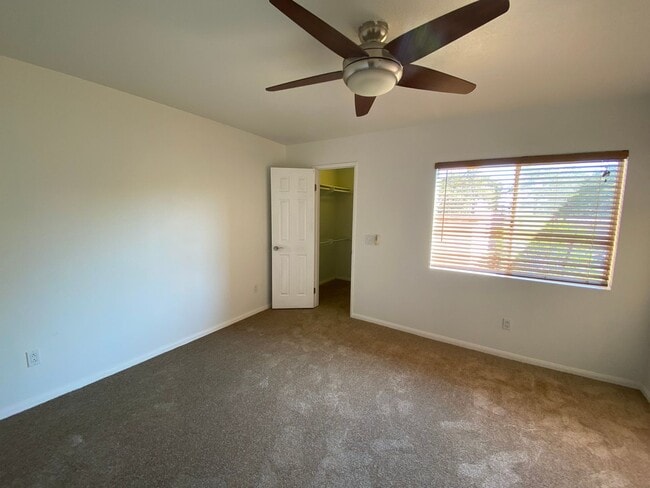 Building Photo - Awesome Condo - Complex W/ Pool, Gym & BBQ...
