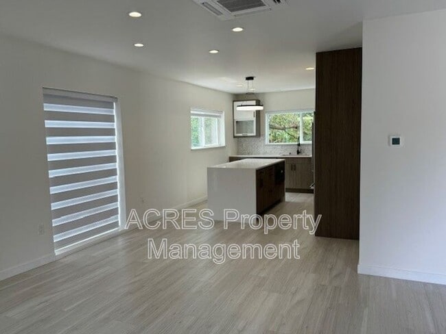 Building Photo - 9423 36th Ave SW