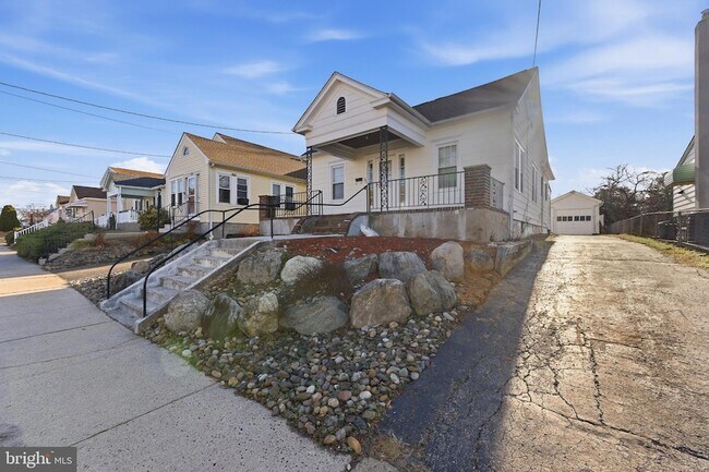 Building Photo - 140 Maddock Ave