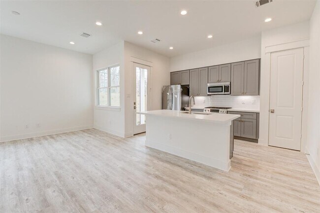 Building Photo - 2527 Judiway St