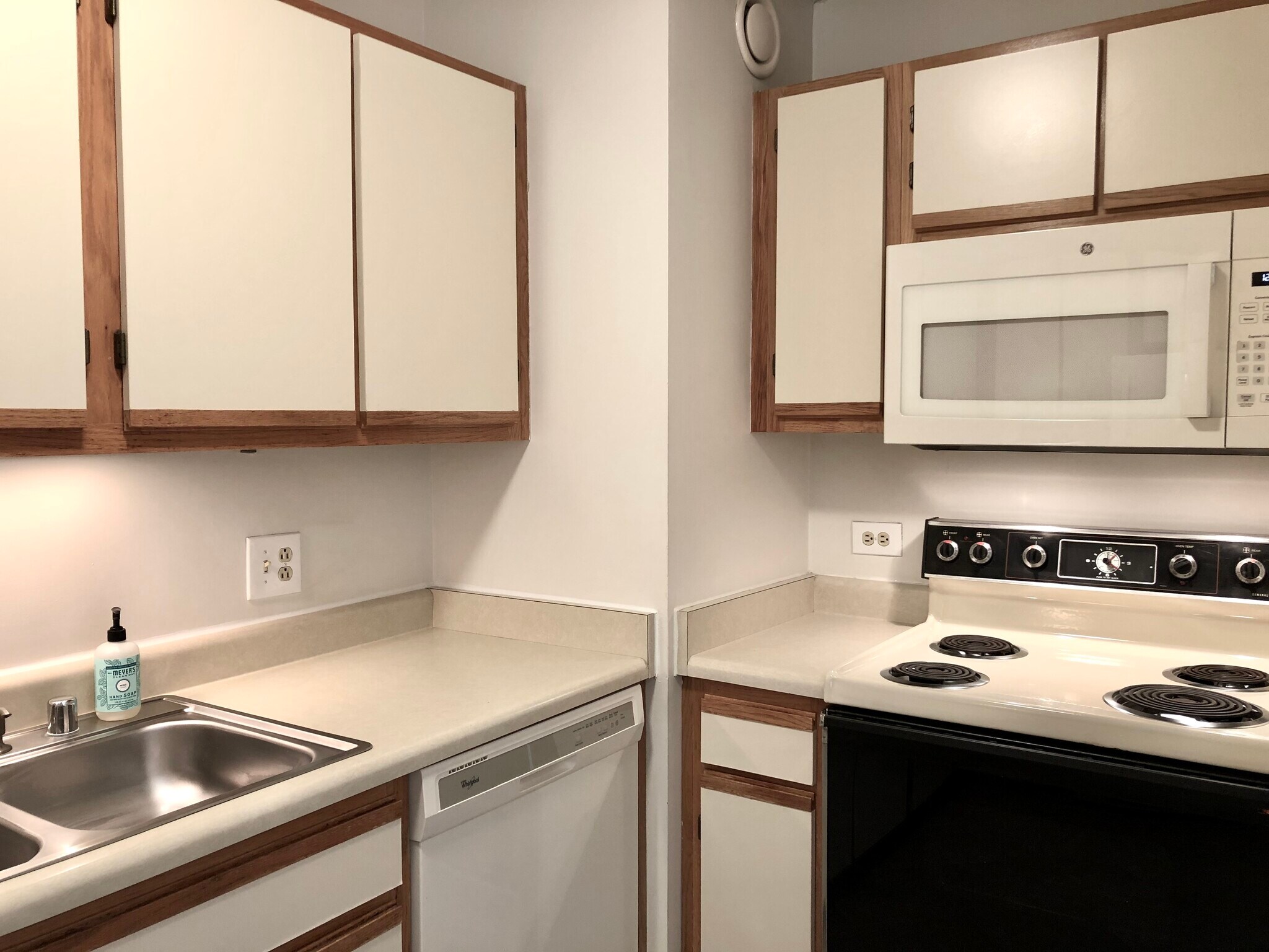 Kitchen - 1122 N Clark St