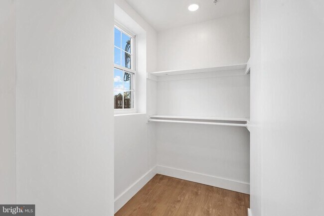 Building Photo - 900 N 41st St