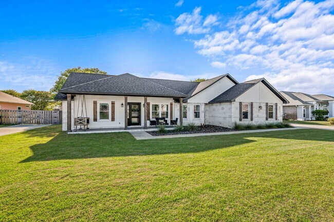 Building Photo - Stunning 4 bedroom with two bonus spaces, ...