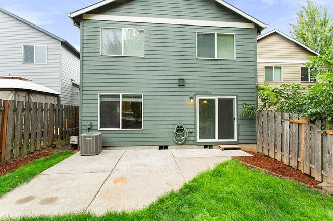 Building Photo - 4 bedrooms 2.5 bath, fenced backyard, AC, ...