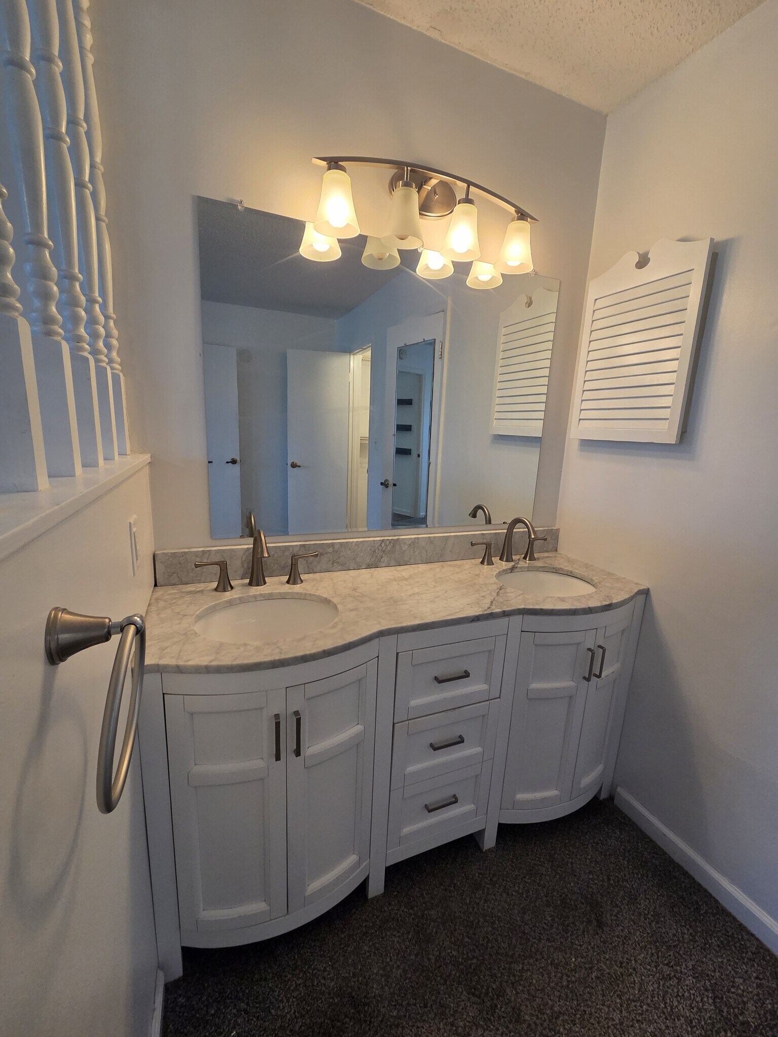 Double Vanity Sinks - 35086 Whispering Oaks Blvd