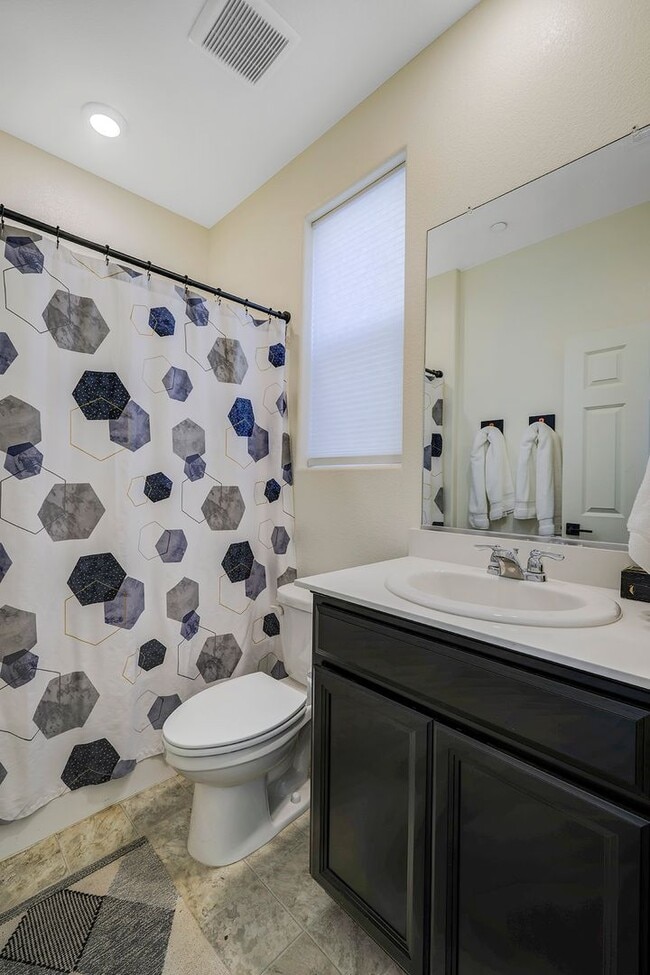 Building Photo - Beautiful 2 story Home for rent in Visalia...
