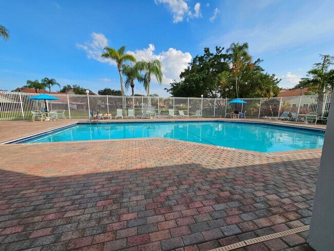 Building Photo - 7526 Pinewalk Dr S