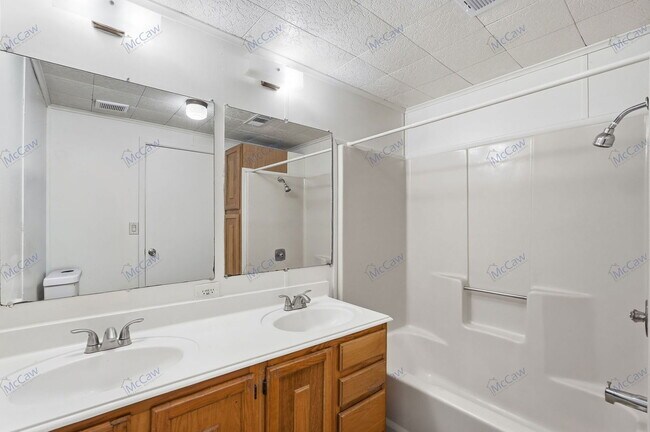 Building Photo - 14614 Seminole Dr